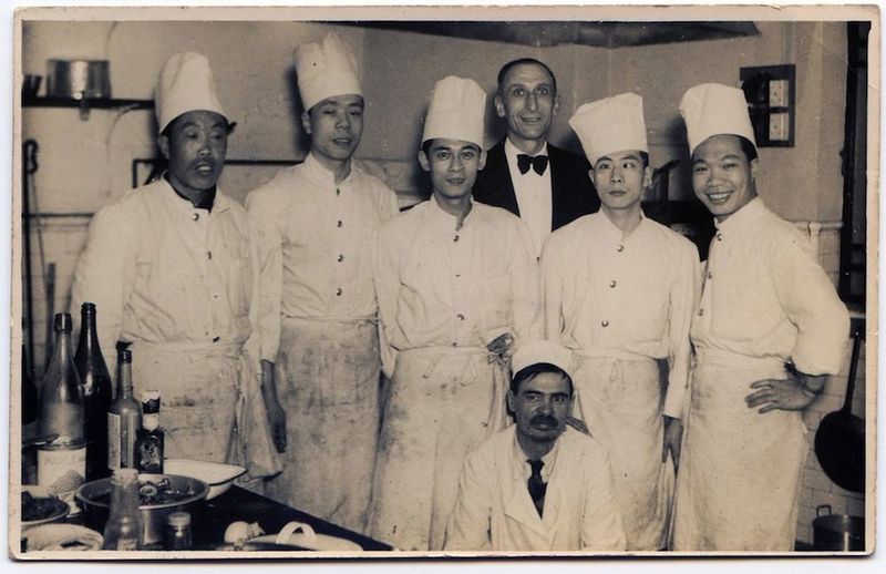 Fotografía de Martí Gual con los cocineros de un restaurante en Shanghai