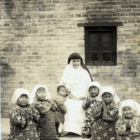 Fotografía de Esperanza Ayerbe con niñas de la misión de Shangqiu